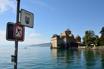 Castillo de Chillón en el Lago Leman, Montreux, Suiza - obrazy, fototapety, plakaty