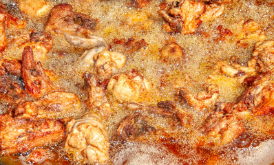 Obraz na płótnie Canvas deep fry chicken in oil in a large fryer