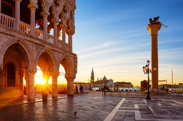 Beautiful sunrise view of Doge's Palace (Palazzo Ducale), Lion of Saint Mark and piazza San Marco in Venice, Italy. - obrazy, fototapety, plakaty
