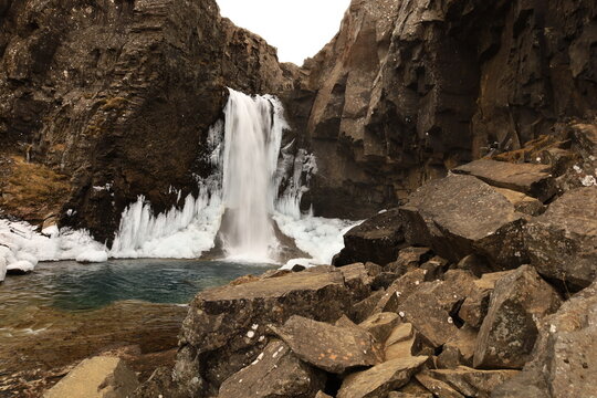 Nykurhylsfoss is a hidden waterfall on the Fossá River in the Fossárdalur region