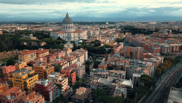 Roma Italia ciudad del Vaticano Plaza San Pedro Apóstol vías de tren vista aérea vuelo lateral de drone vista del pueblo turismo internacional cristianismo religión
