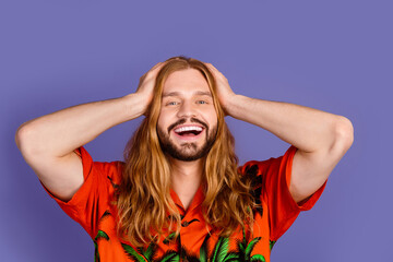 Portrait of impressed man with beard ginger hairstyle wear stylish shirt hold arms on head open mouth isolated on purple color background
