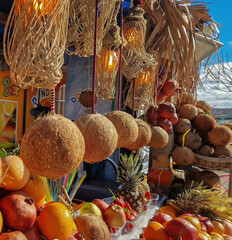 A fruit and coconut stall stands as a lively oasis: a kaleidoscope of colors entices passersby.
