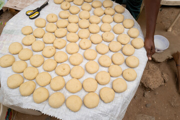 des beignets africains en fabrication dans une rue africaine