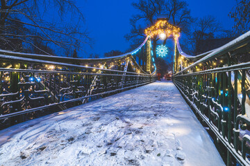 Most Groszowy w Opolu podczas zimy ze świątecznymi iluminacjami w nocy