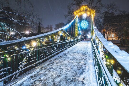 iluminacje bożonarodzeniowe na moście w Opolu w nocy
