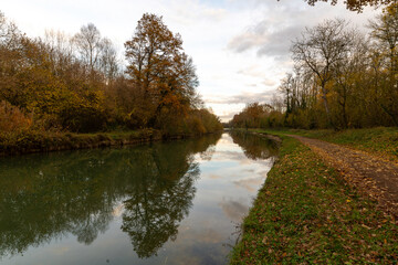 Fototapeta na wymiar Canal de Bourgogne