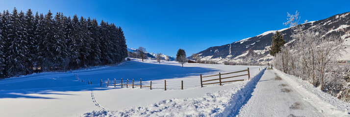 Schönes Winterpanorama mit einem Wanderweg, an der Salzach, bei Bramberg am Wildkogel, im...
