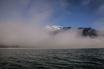Le Massif de la Tournette se devine à travers la brume hivernale du Lac d'Annecy, Haute-Savoie,...