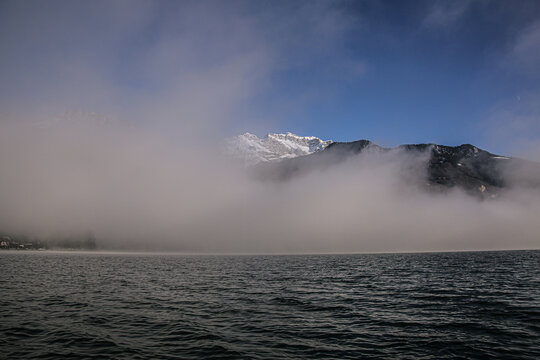 Le Massif de la Tournette se devine &agrave; travers la brume hivernale du Lac d'Annecy, Haute-Savoie, France