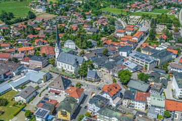 Die ortsmitte von Prien im oberbayerischen Chiemgau mit der markanten Kiche am Marktplatz