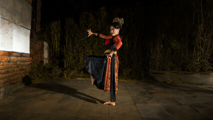 a Javanese dancer in a red costume presented a dance that captivated the audience with his skill