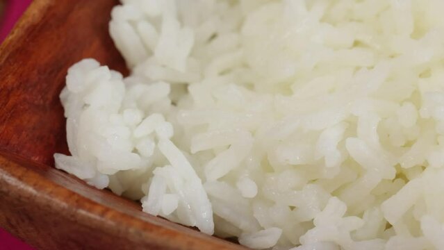 plat de riz blanc cuit, en gros plan.