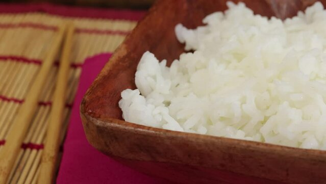 plat de riz blanc cuit, en gros plan.