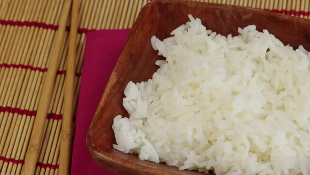 plat de riz blanc cuit, en gros plan.