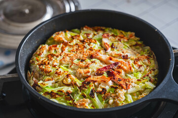 焼き色のついたオートミールのお好み焼き