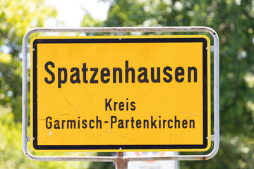 Ortsschild in Spatzenhausen bei Murnau am Staffelsee
