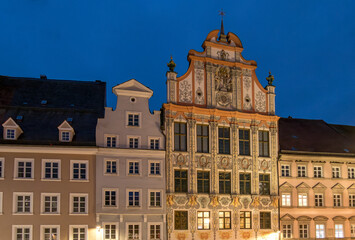 Historisches Rathaus am Abend in Landsberg am Lech, Bayern, Deutschland