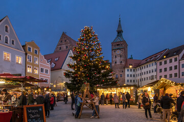 Weihnachtsmarkt am Abend am Hauptplatz in Landsberg am Lech, Bayern, Deutschland - obrazy, fototapety, plakaty