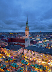Blick vom Neuen Rathaus auf den Marienplatz und die Kirche St. Peter, Alter Peter, München, Bayern, Deutschland