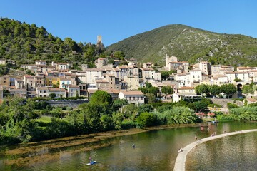 Le village de Roquebrun au bord de l’Orb