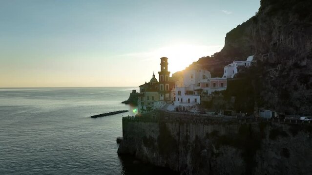 Atrani, Italia, il borgo marinaro della costiera amalfitana.
Riprese aeree di droni della Costiera Amalfitana in una giornata di sole.