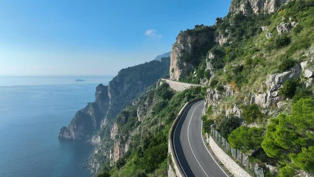Strada Panoramica della Costiera Amalfitana.
Vista aerea delle auto che viaggiano tra le curve a strapiombo sul mare della costa.