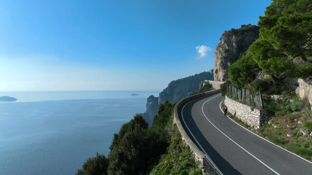 Strada Panoramica della Costiera Amalfitana.
Vista aerea delle auto che viaggiano tra le curve a strapiombo sul mare della costa.