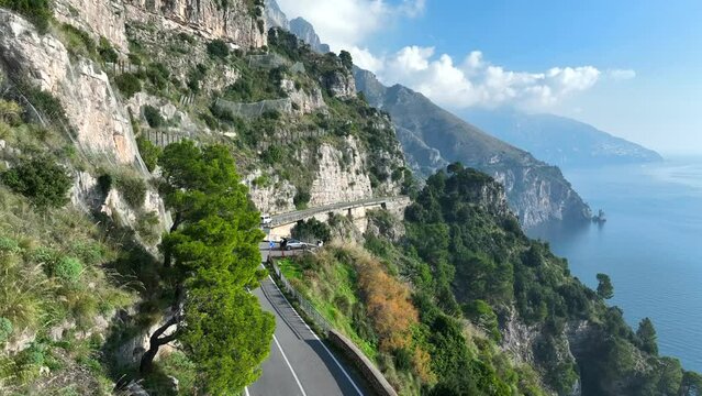 Strada Panoramica della Costiera Amalfitana.
Vista aerea delle auto che viaggiano tra le curve a strapiombo sul mare della costa.