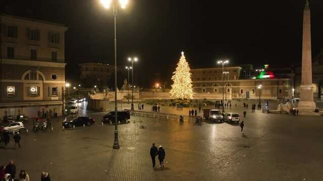 L'albero di Natale 2023 in Piazza del Popolo a Roma.
Ripresa aerea con drone della piazza durante le festivit&agrave; natalizie.