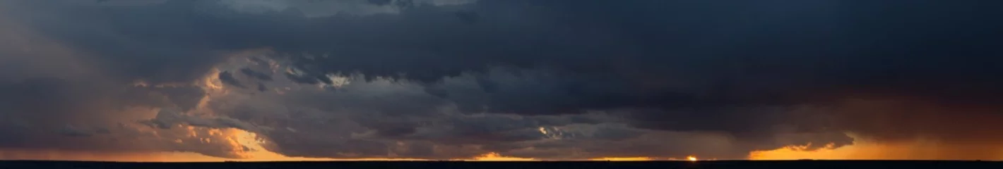 Crédence de cuisine en verre imprimé Panoramique Landscape at sunset. A thunderstorm is approaching the village. Tragic gloomy sky. Panorama.