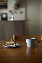 おやつのタルトとホットコーヒー