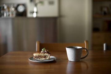 おやつのタルトとホットコーヒー