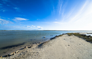 Obraz premium Atardecer con nubes y sol dorado