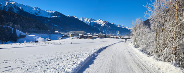 Schönes Winterpanorama mit einem Wanderweg, an der Salzach, bei Bramberg am Wildkogel, im...
