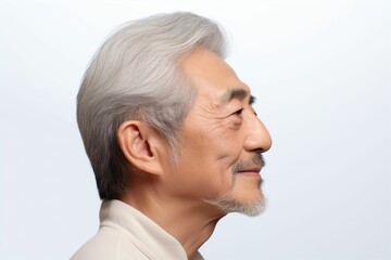Obraz premium 日本人の年配男性の横顔（おじいちゃん・おじいさん・祖父・アジア人・白背景・背景なし）