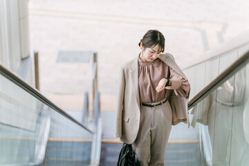 時間がなくて急ぐ・忙しいビジネスウーマン（出勤・通勤）
