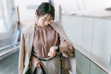 時間がなくて急ぐ・忙しいビジネスウーマン（出勤・通勤）
