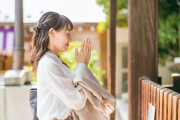 パワースポット・神社の中を歩くアジア人ビジネスウーマン
