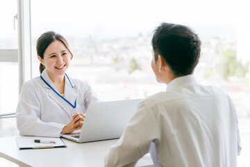 Fototapeta premium 患者の話を聞く女性医師・医者（健康診断・人間ドック・診察・診断・検査） 