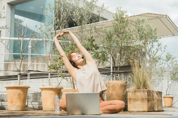 ヨガのオンラインレッスンをするヨガ講師・インストラクターの女性
