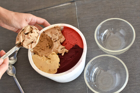 handing out Icecream from a 1 kilo styrofoam cup typical for Argentina
