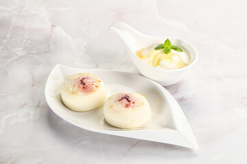 Curd pancakes with sour cream