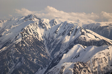 北アルプスの立山の雄山から眺めた冠雪の稜線 - obrazy, fototapety, plakaty