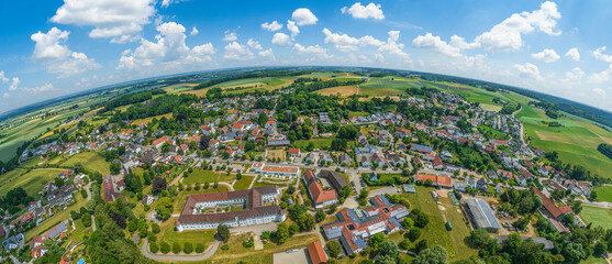 Die Gemeinde Glött am Südrand des Donautals in Nordschwaben im Luftbild
