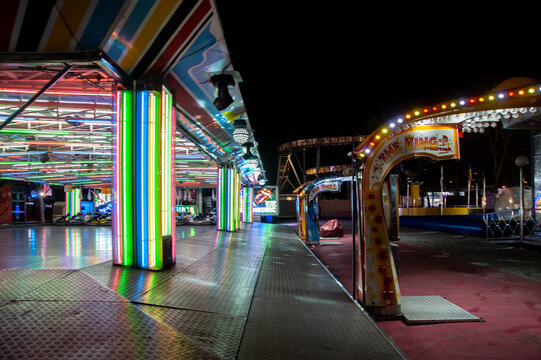 Veduta, panorama di luna park, parco divertimenti di notte con luci e colori vividi