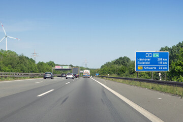 Autobahn 2, Entfernungstafel hinter der Ausfahrt Dortmund-Mengede in Richtung Hannover