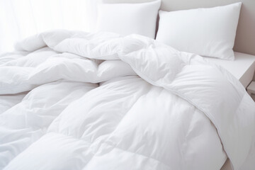 Imagen de cama desecha con edredón nórdico blanco de invierno. - obrazy, fototapety, plakaty
