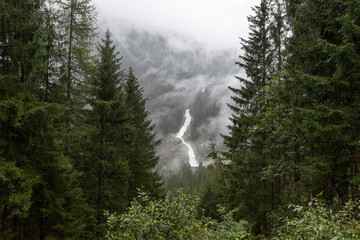 Krimmler Wasserfall im Herbst im Nebel