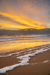 Fototapeta na wymiar beach sunrise 